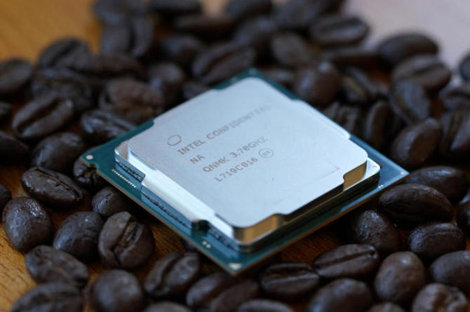 Intel Core i7 имеет два дополнительных ядра, но взамен оно было принято для поддержки технологии Hyper-Threading